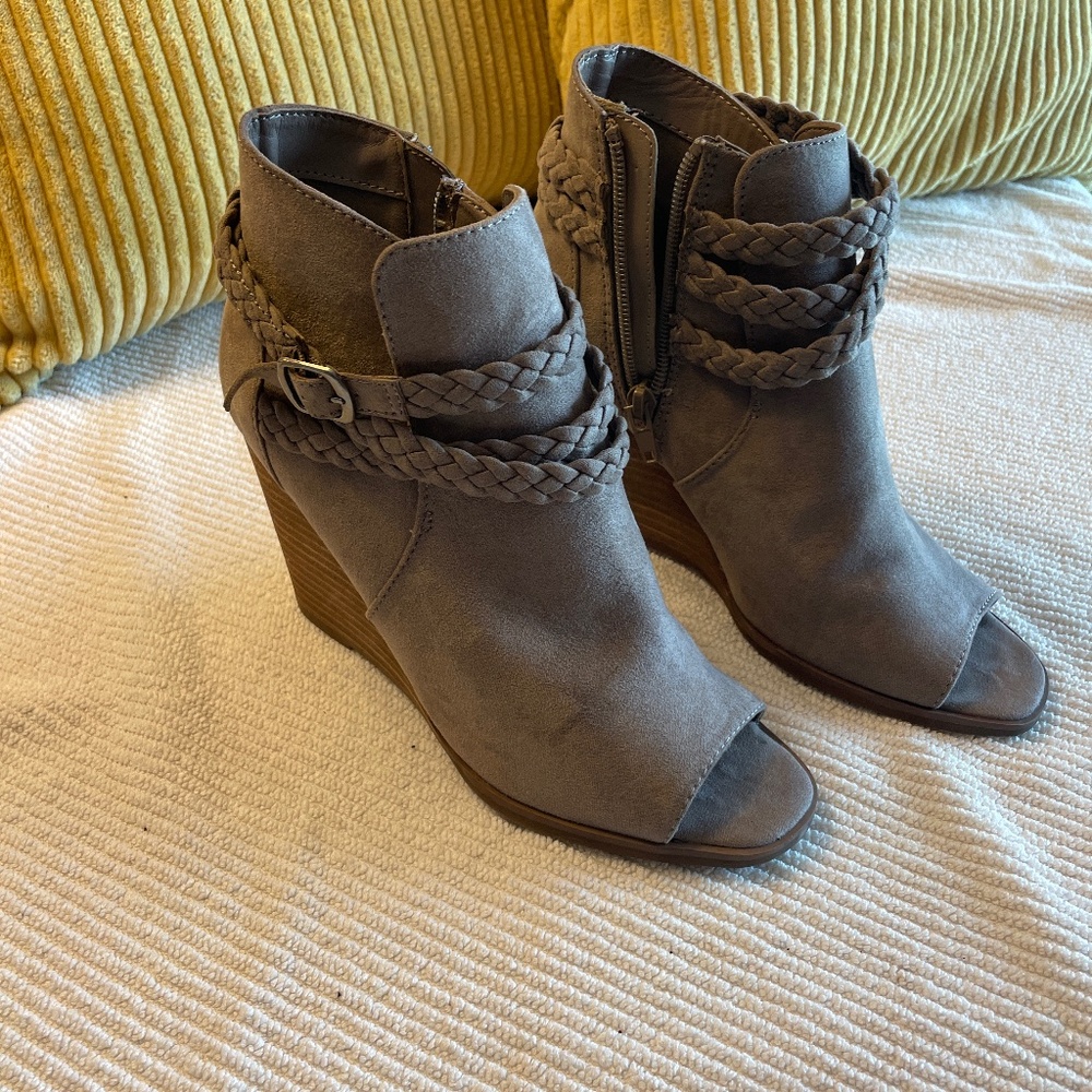 Madden Girl Deenverr Peep-toe Wedge, size 6.5